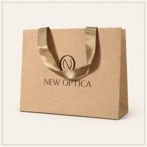 Brązowa torba kraft premium z logo New Optica i satynowymi uchwytami