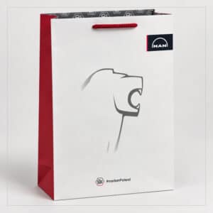 Biała torba reklamowa z logo MAN, czerwonym bokiem i uchwytem