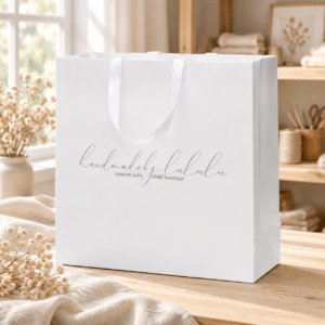 Biała torba z eleganckim napisem handmade