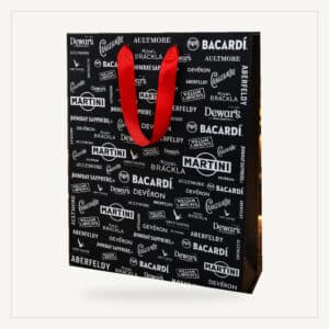Czarna torba reklamowa z logo Bacardi i innych marek oraz czerwonym uchwytem